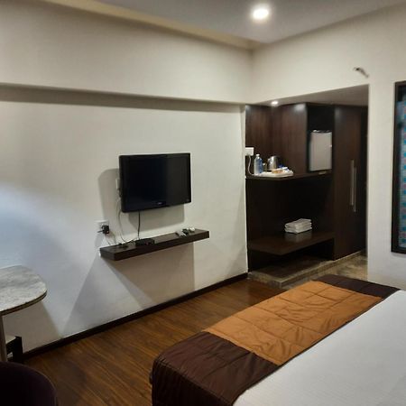 Hotel Lxia Hinjewadi - Indian Nationals Only Pimpri-Chinchwad Exterior foto