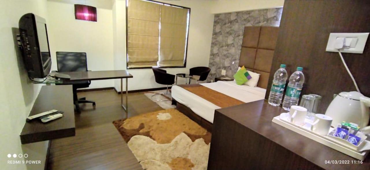 Hotel Lxia Hinjewadi - Indian Nationals Only Pimpri-Chinchwad Exterior foto